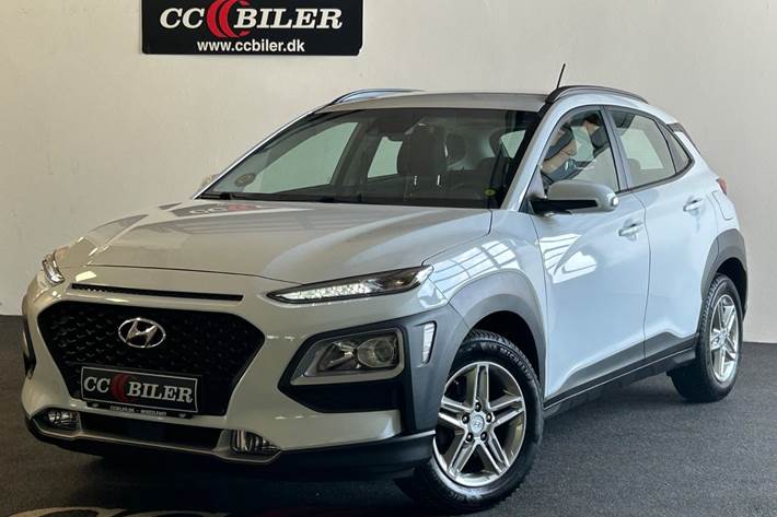 Hvid Hyundai Kona fra 2021 set udefra