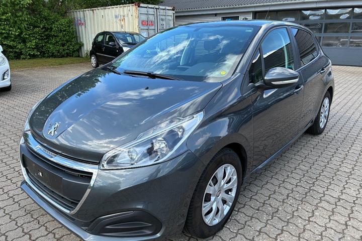 Grå Peugeot 208 fra 2016 set udefra
