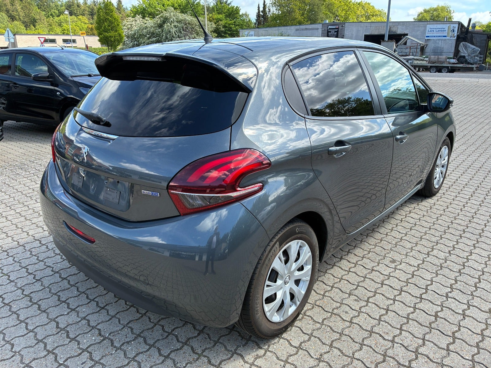 Grå Peugeot 208 fra 2016