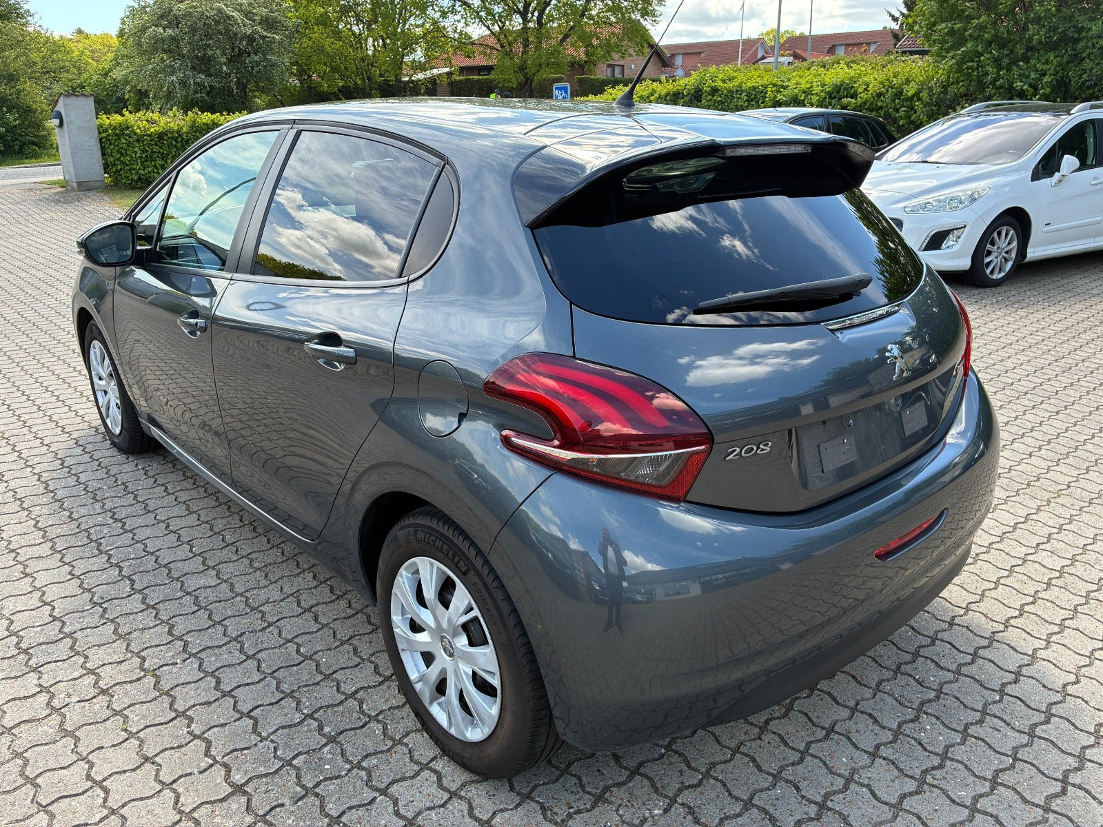 Grå Peugeot 208 fra 2016