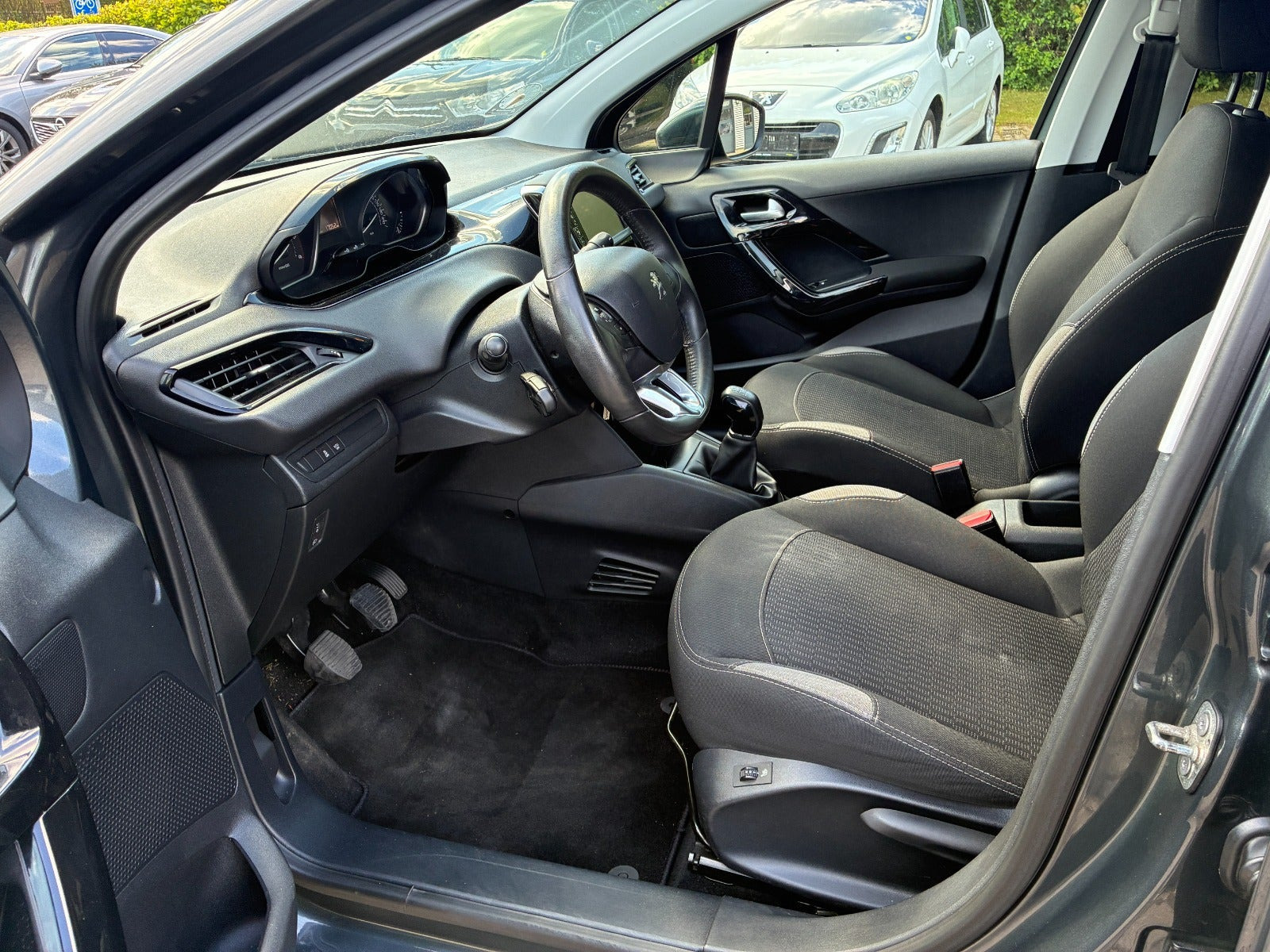 Grå Peugeot 208 fra 2016