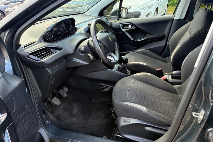 Grå Peugeot 208 fra 2016