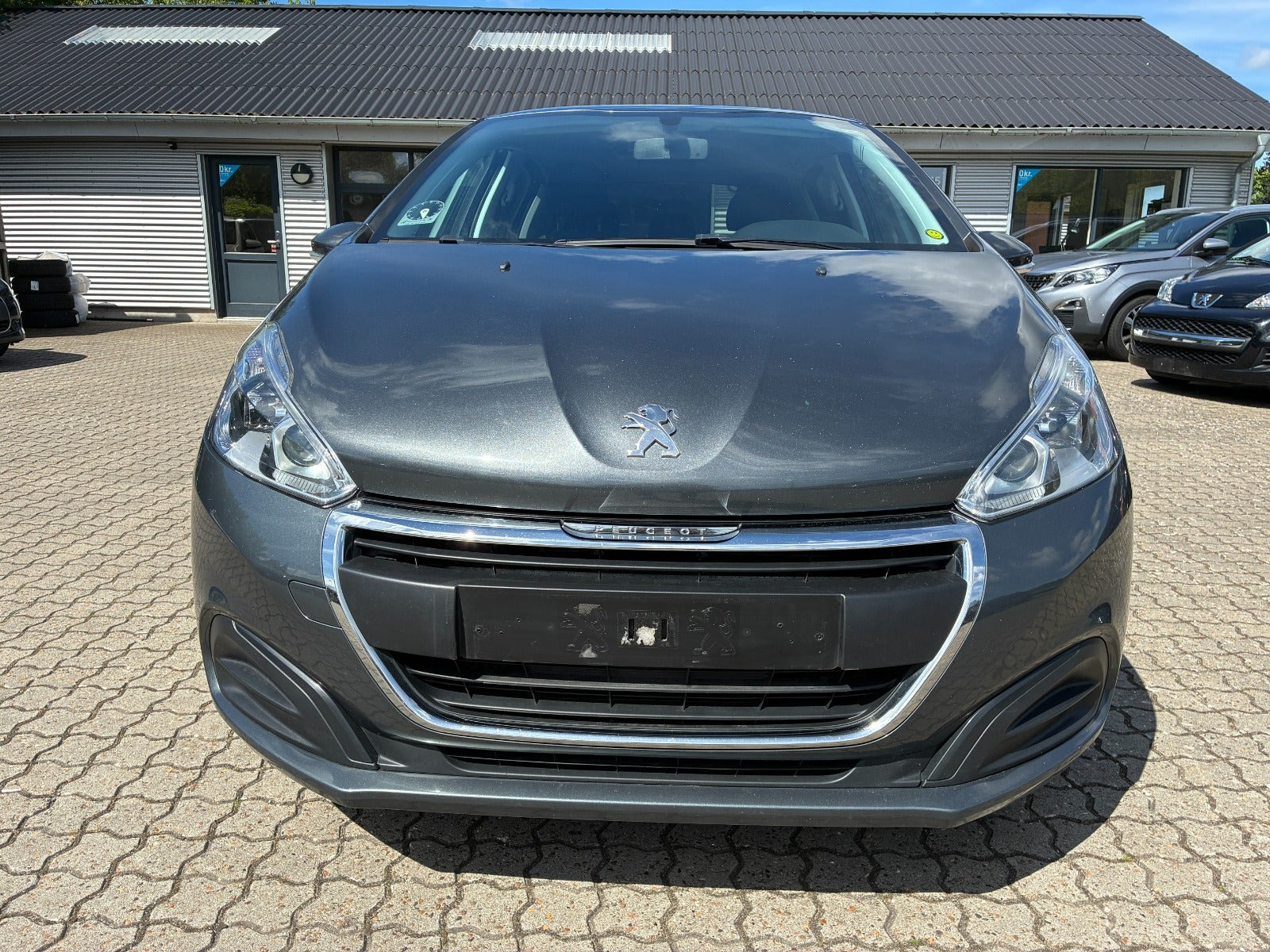 Grå Peugeot 208 fra 2016
