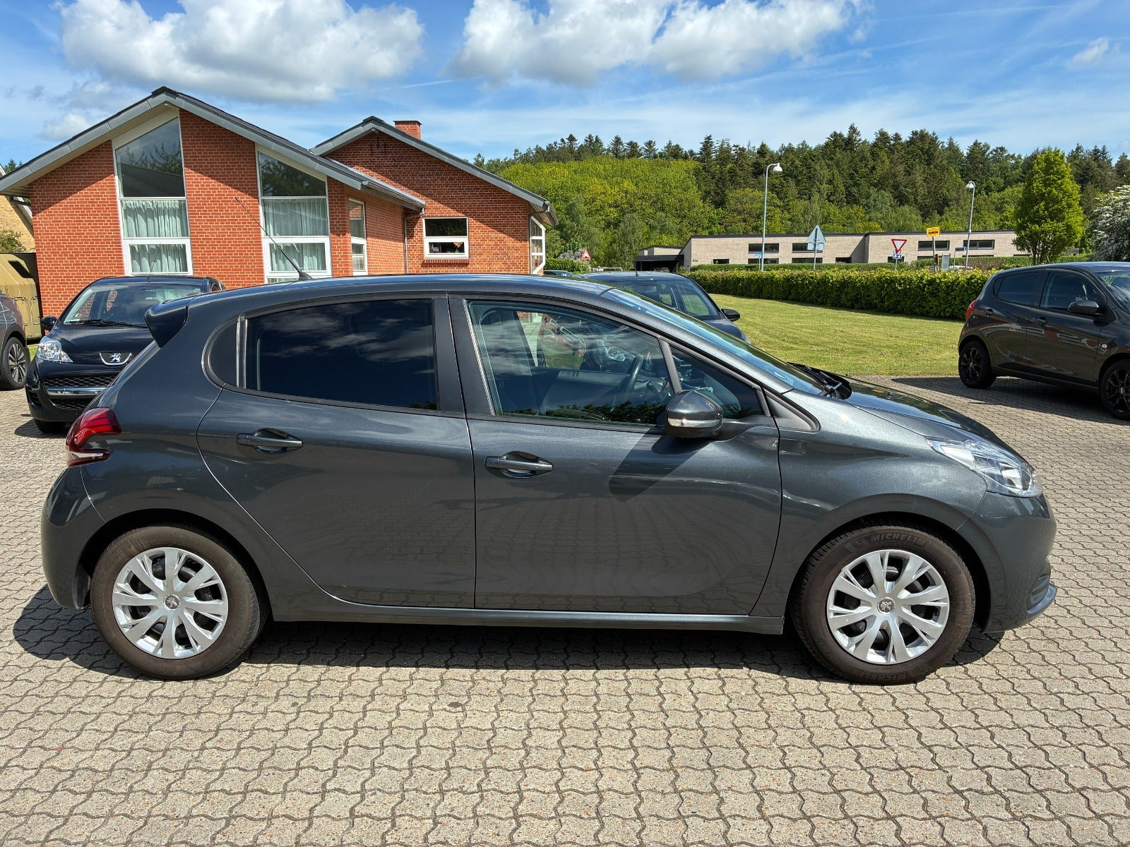 Grå Peugeot 208 fra 2016
