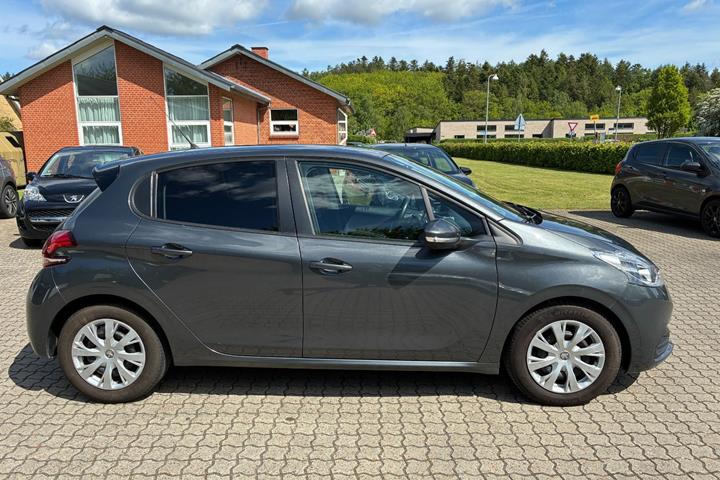 Grå Peugeot 208 fra 2016