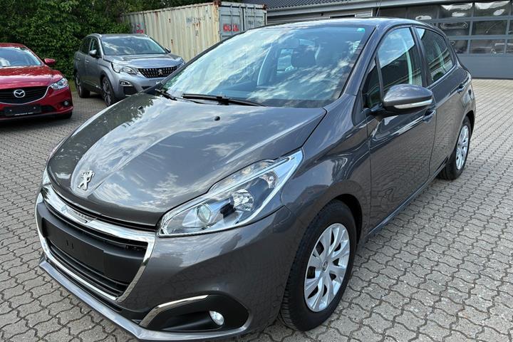 Grå Peugeot 208 fra 2018 set udefra