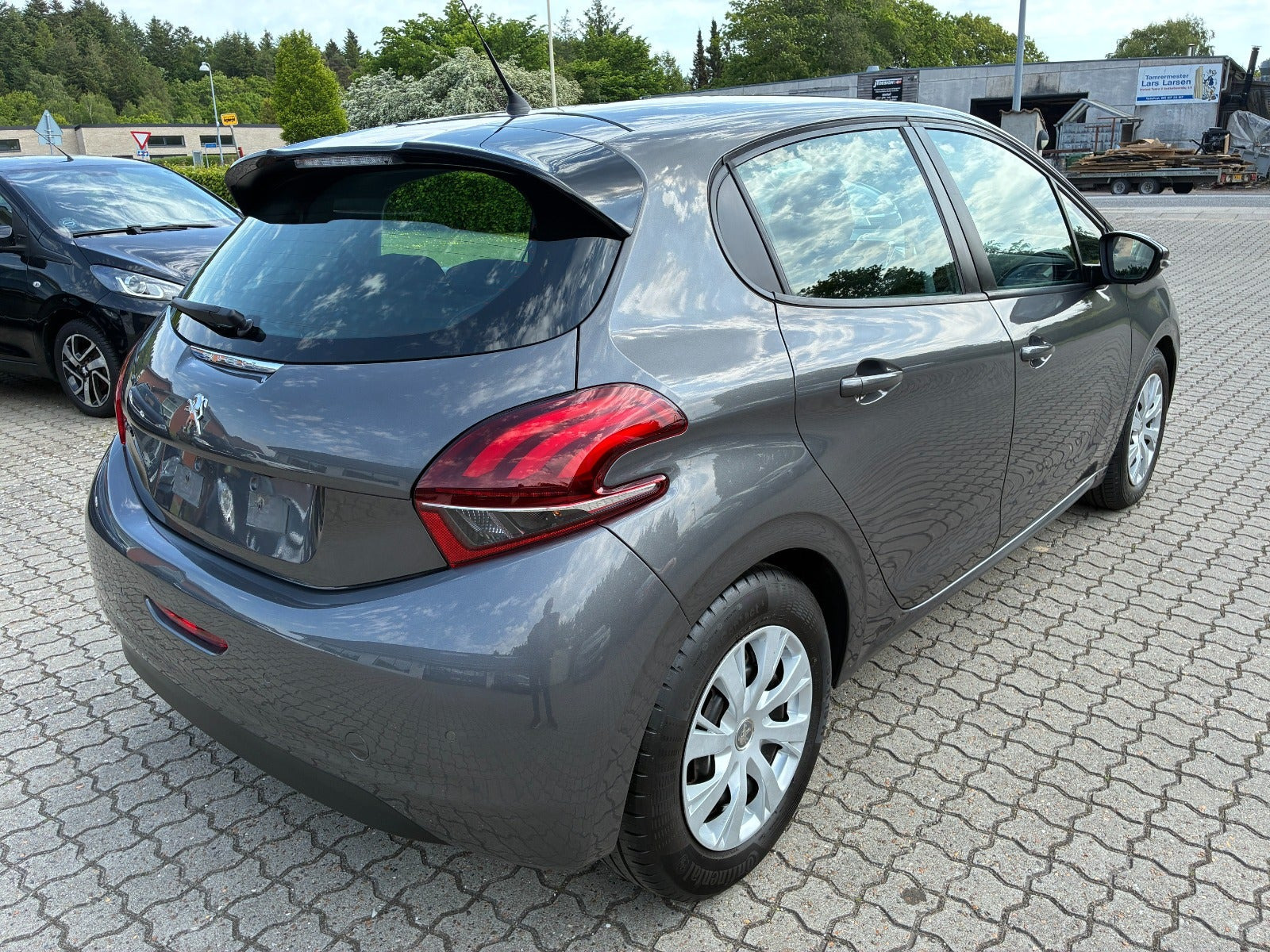 Grå Peugeot 208 fra 2018