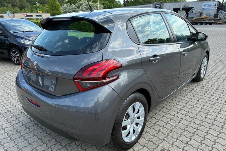 Grå Peugeot 208 fra 2018