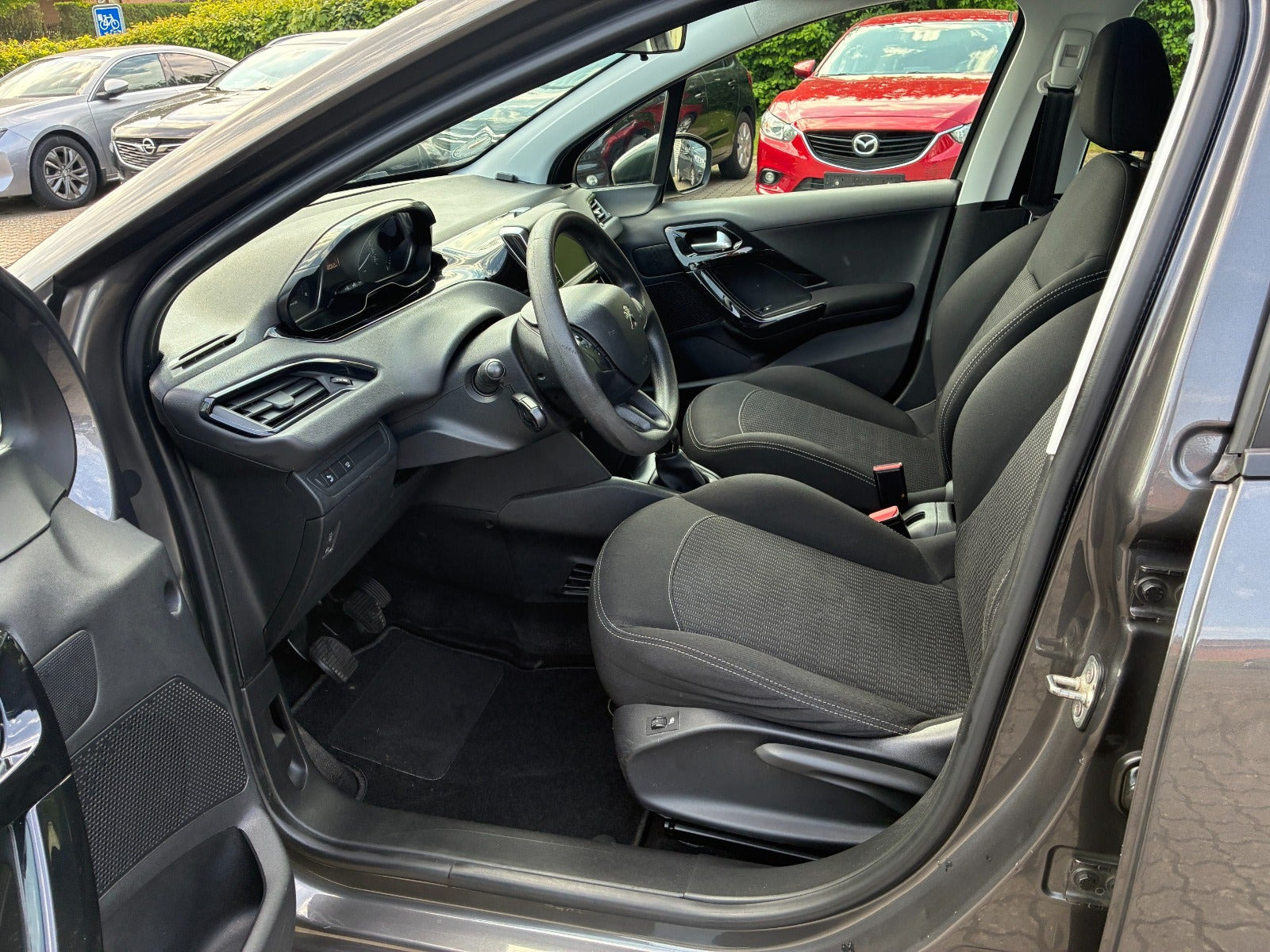 Grå Peugeot 208 fra 2018