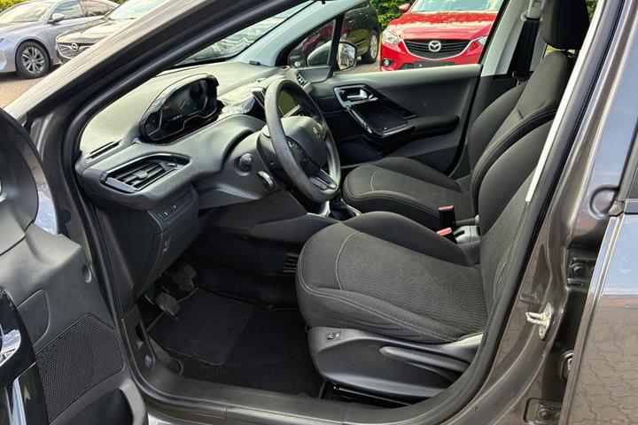 Grå Peugeot 208 fra 2018