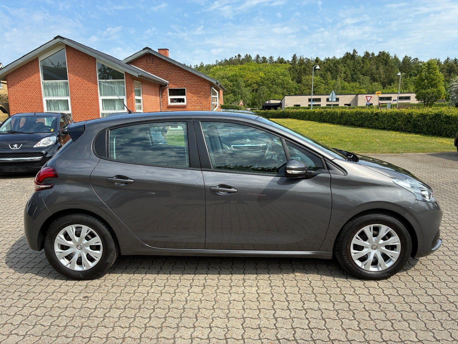 Grå Peugeot 208 fra 2018