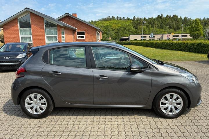Grå Peugeot 208 fra 2018