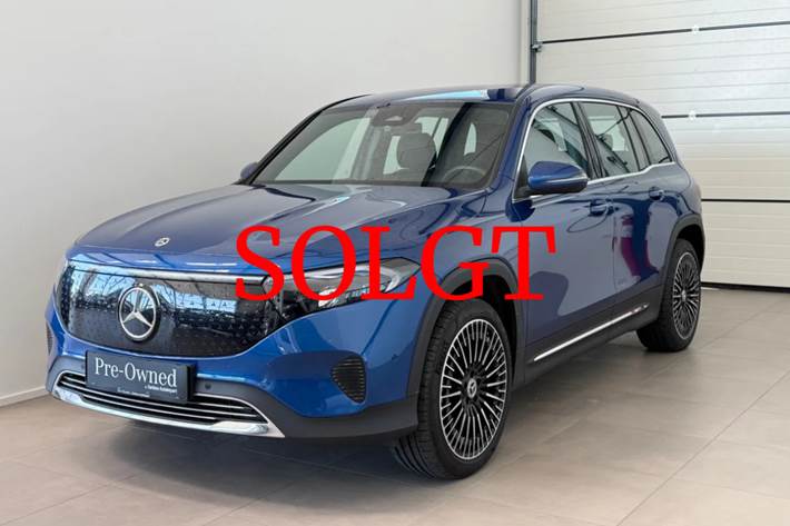 Blå Mercedes EQB300 fra 2025 set udefra