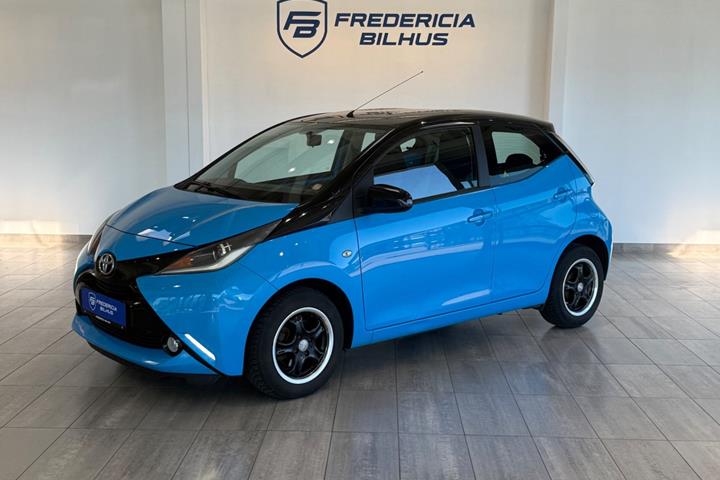 Grøn Toyota Aygo fra 2015 set udefra