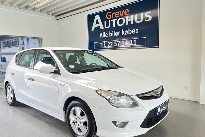 Hvid Hyundai i30 fra 2011 set udefra