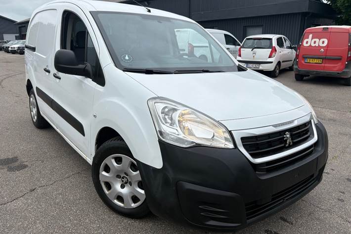 Hvid Peugeot Partner fra 2016 set udefra