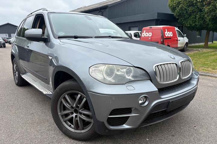 Grå BMW X5 fra 2011 set udefra