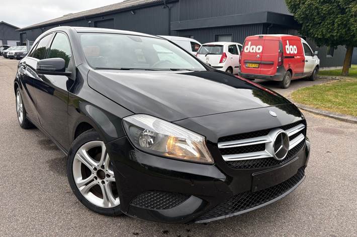 Sort Mercedes A180 fra 2014 set udefra