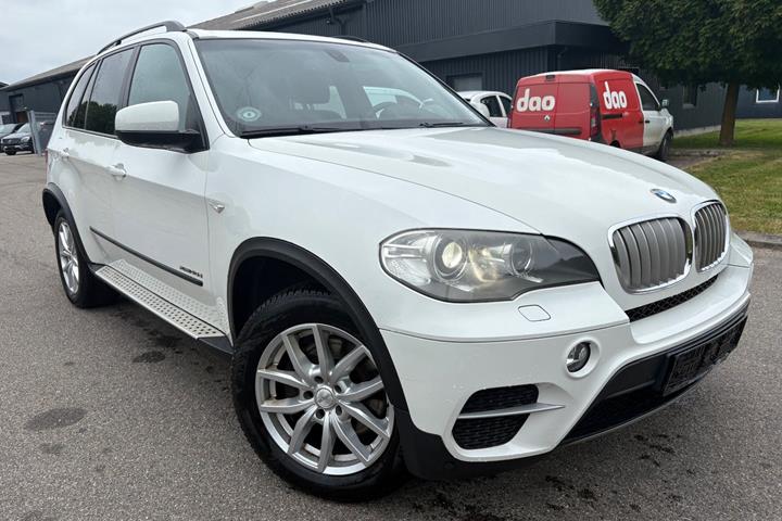 Hvid BMW X5 fra 2012 set udefra