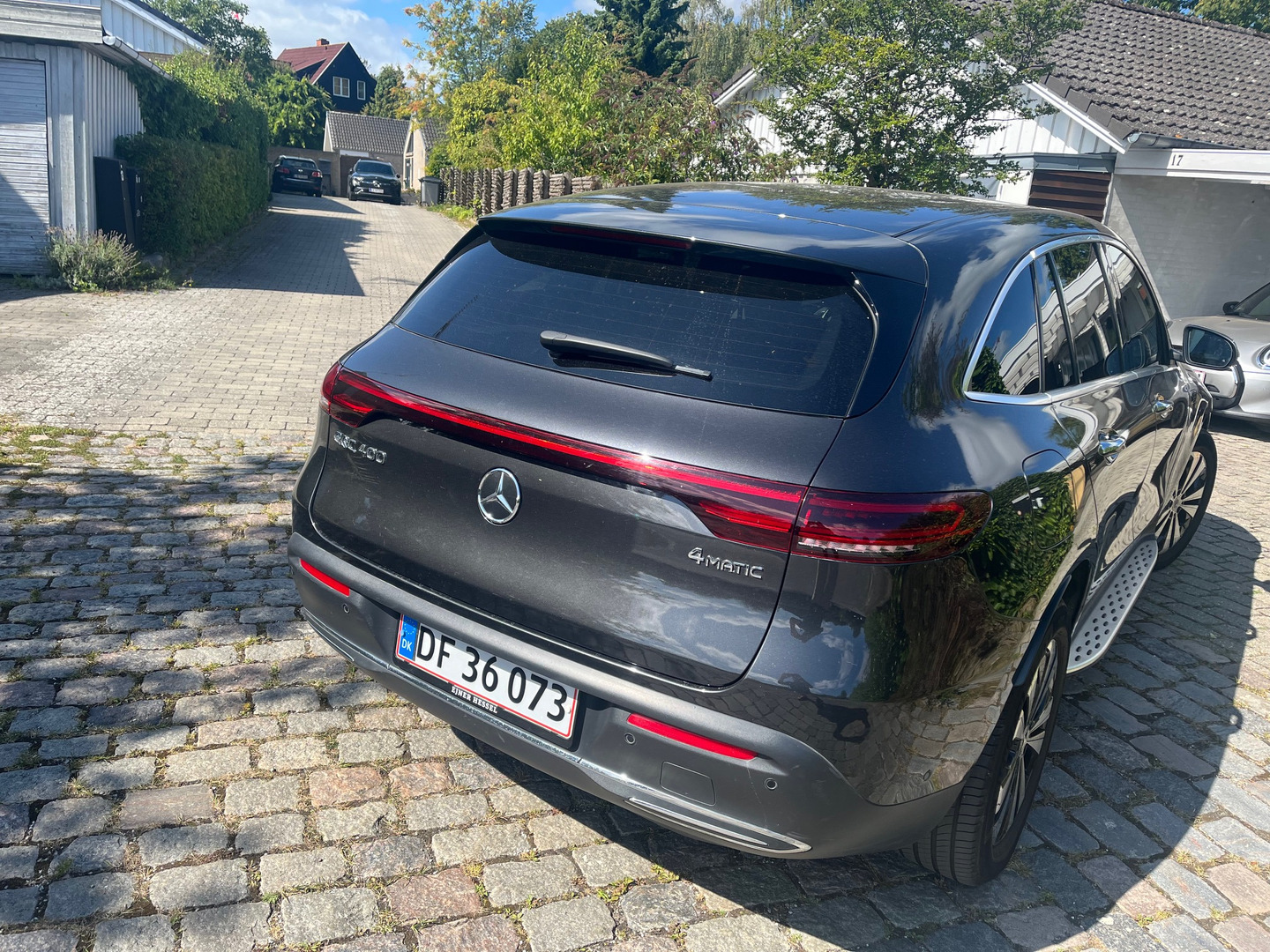 Sort Mercedes EQC400 fra 2022