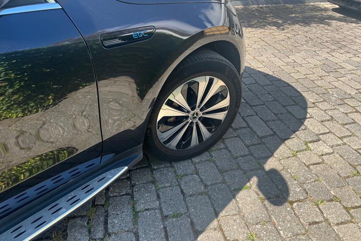 Sort Mercedes EQC400 fra 2022