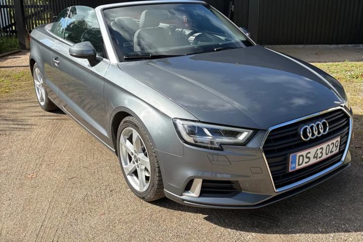Grå Audi A3 fra 2019 set udefra