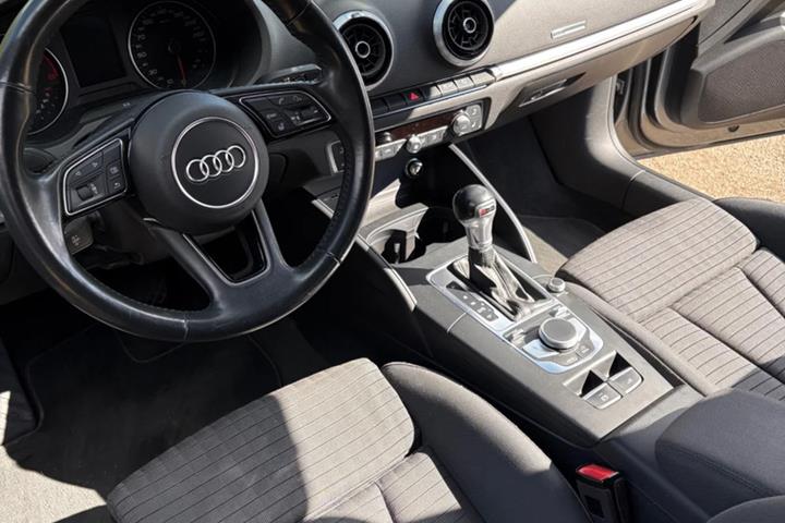 Grå Audi A3 fra 2019