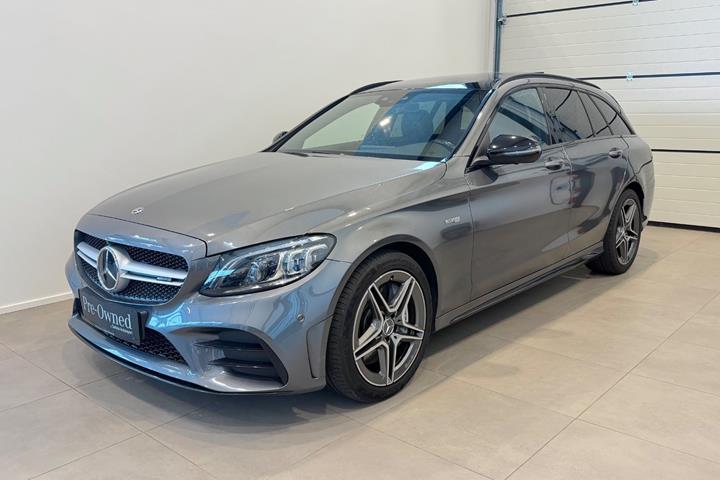 Grå Mercedes C43 fra 2020 set udefra