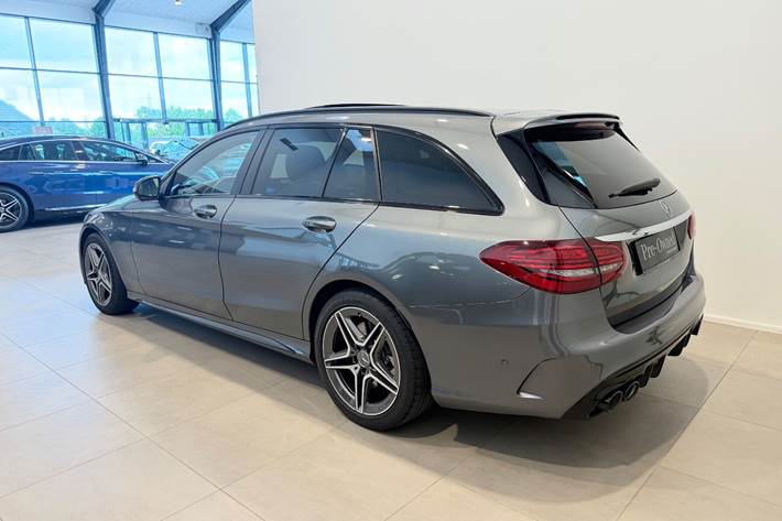 Grå Mercedes C43 fra 2020
