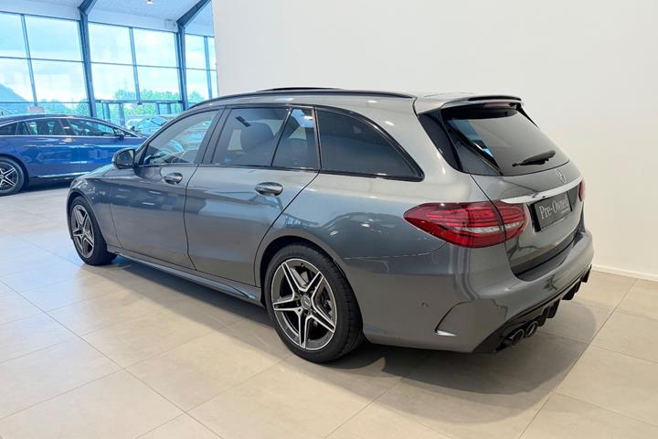 Grå Mercedes C43 fra 2020
