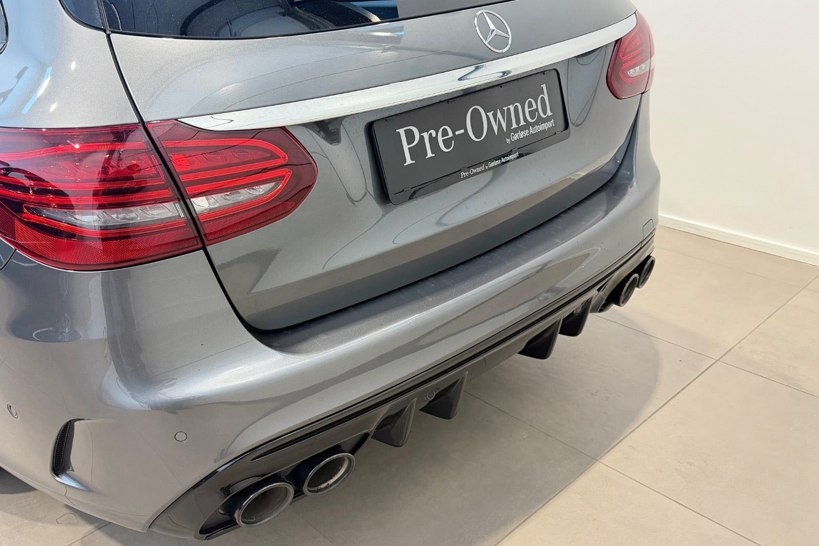 Grå Mercedes C43 fra 2020