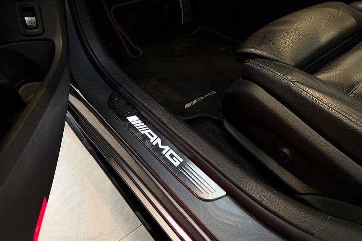 Grå Mercedes C43 fra 2020