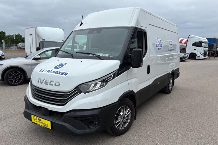 Hvid Iveco Daily fra 2026 set udefra