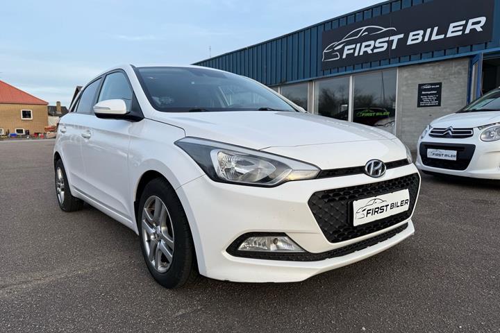 Hvid Hyundai i20 fra 2015 set udefra