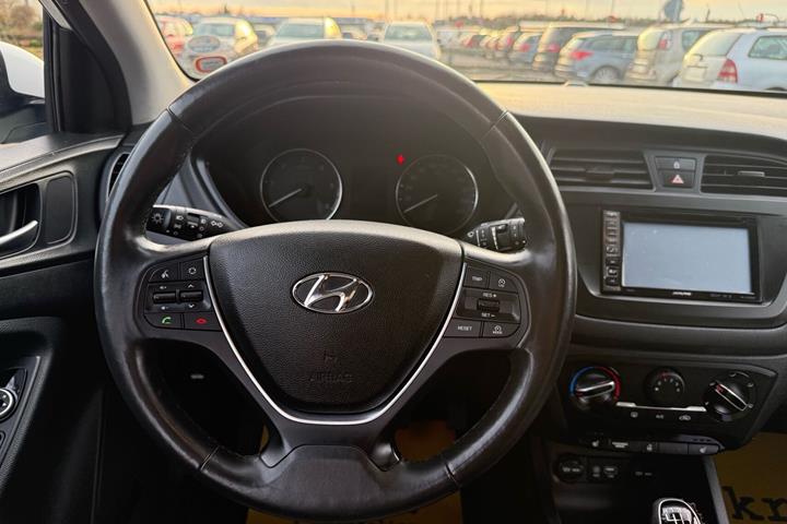Hvid Hyundai i20 fra 2015