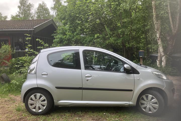 Grå Peugeot 107 fra 2013