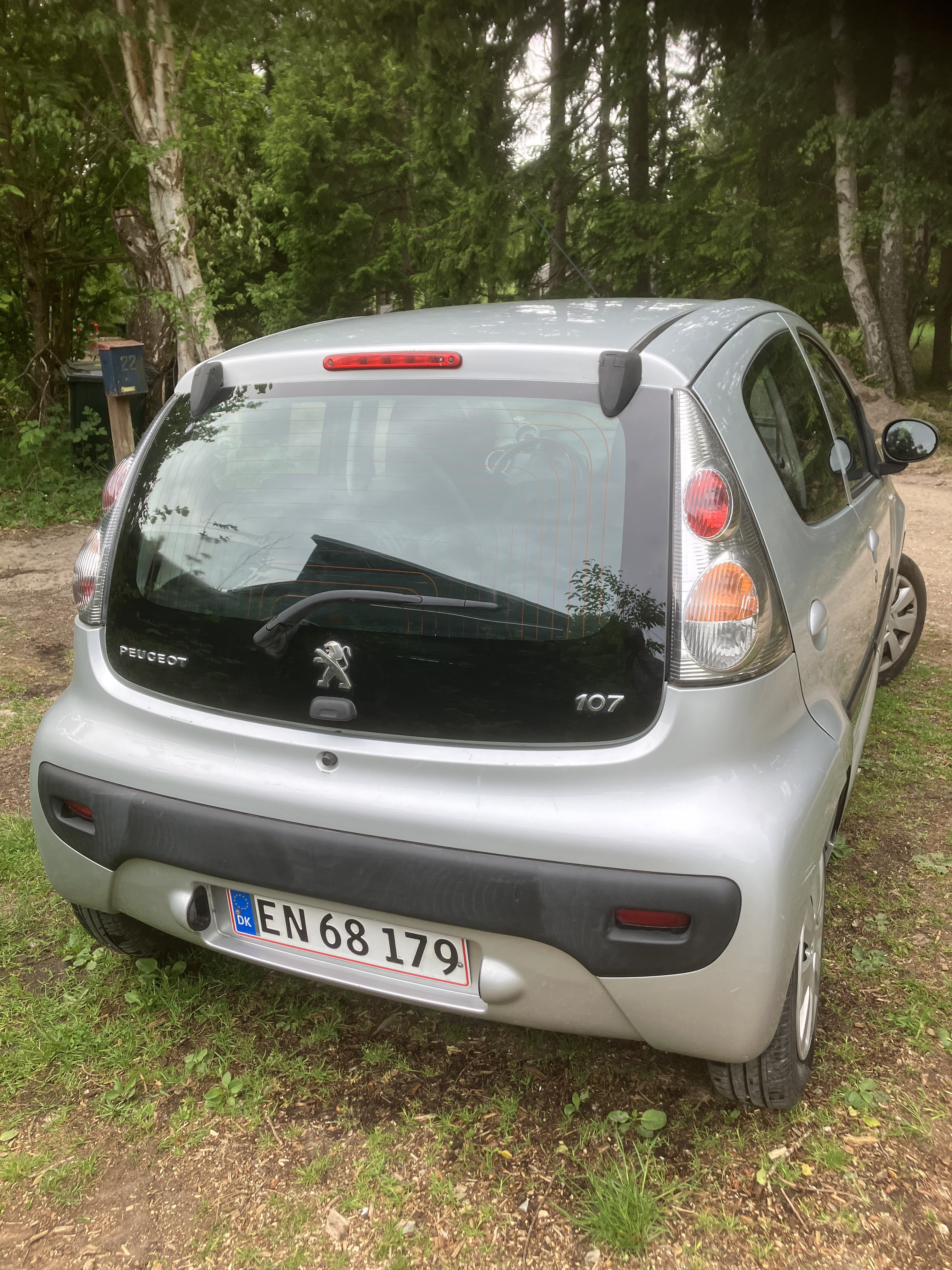 Grå Peugeot 107 fra 2013