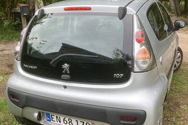 Grå Peugeot 107 fra 2013