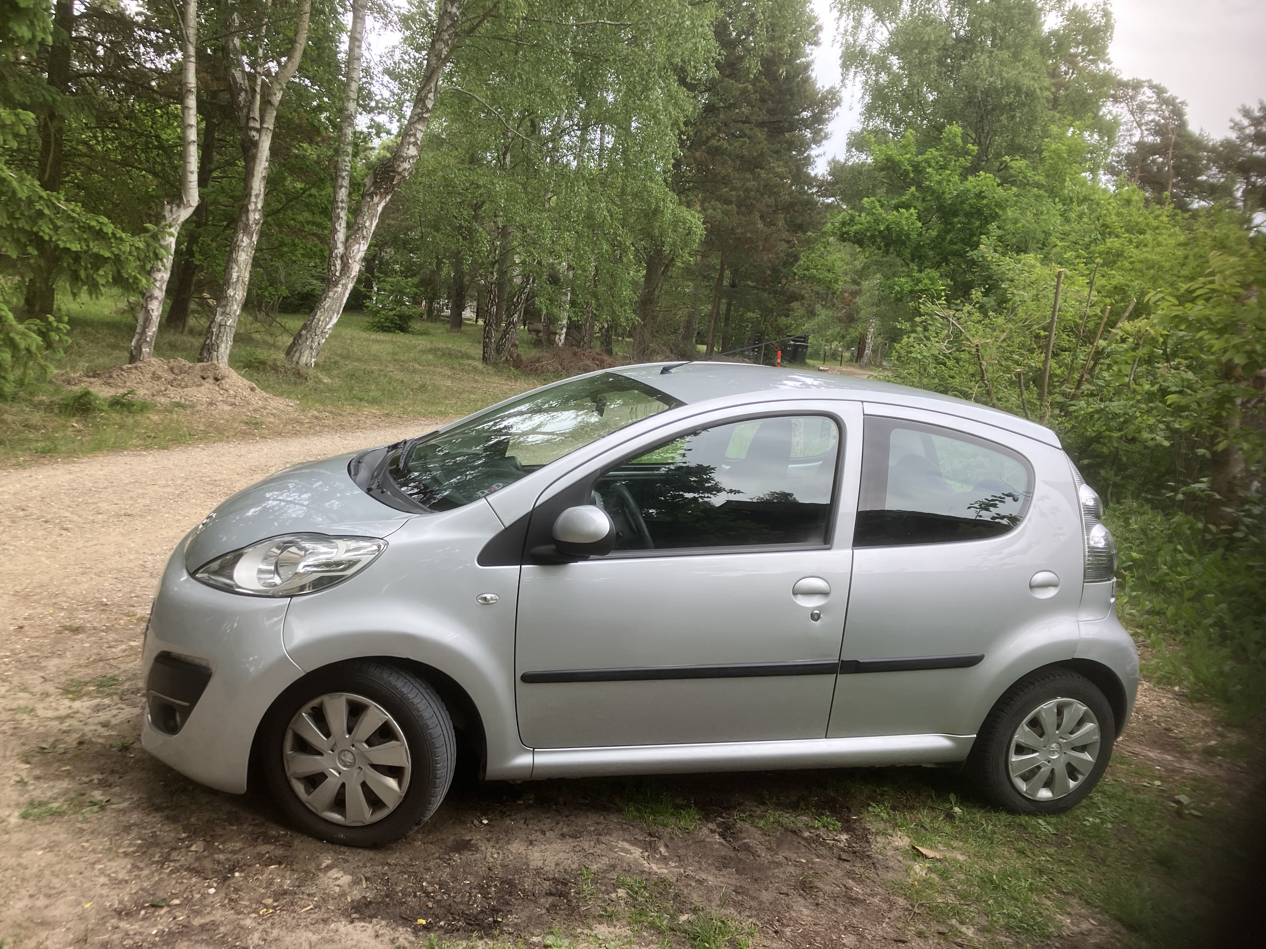 Grå Peugeot 107 fra 2013