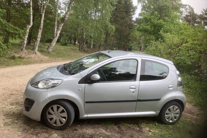 Grå Peugeot 107 fra 2013