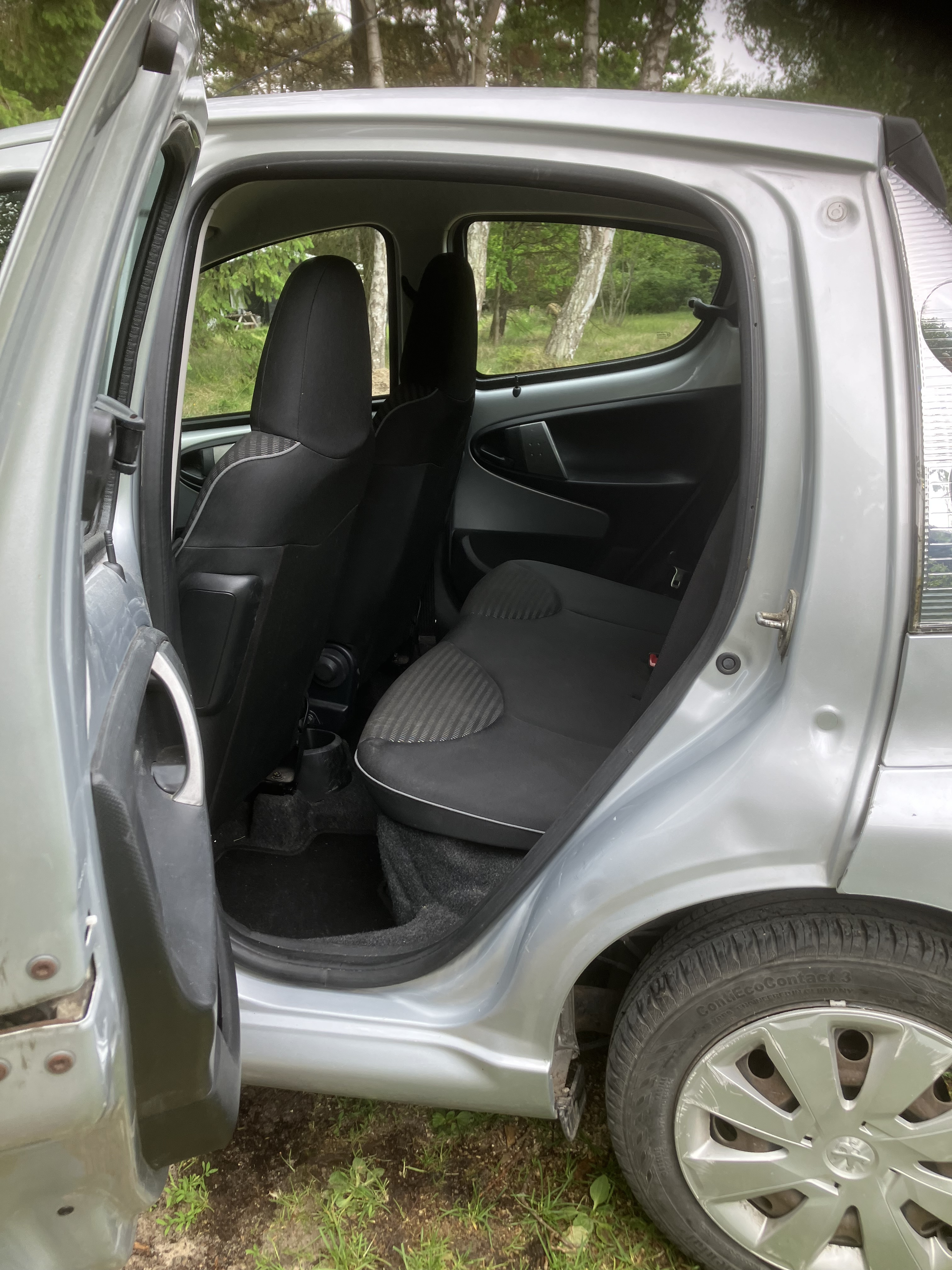 Grå Peugeot 107 fra 2013