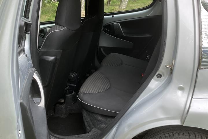 Grå Peugeot 107 fra 2013