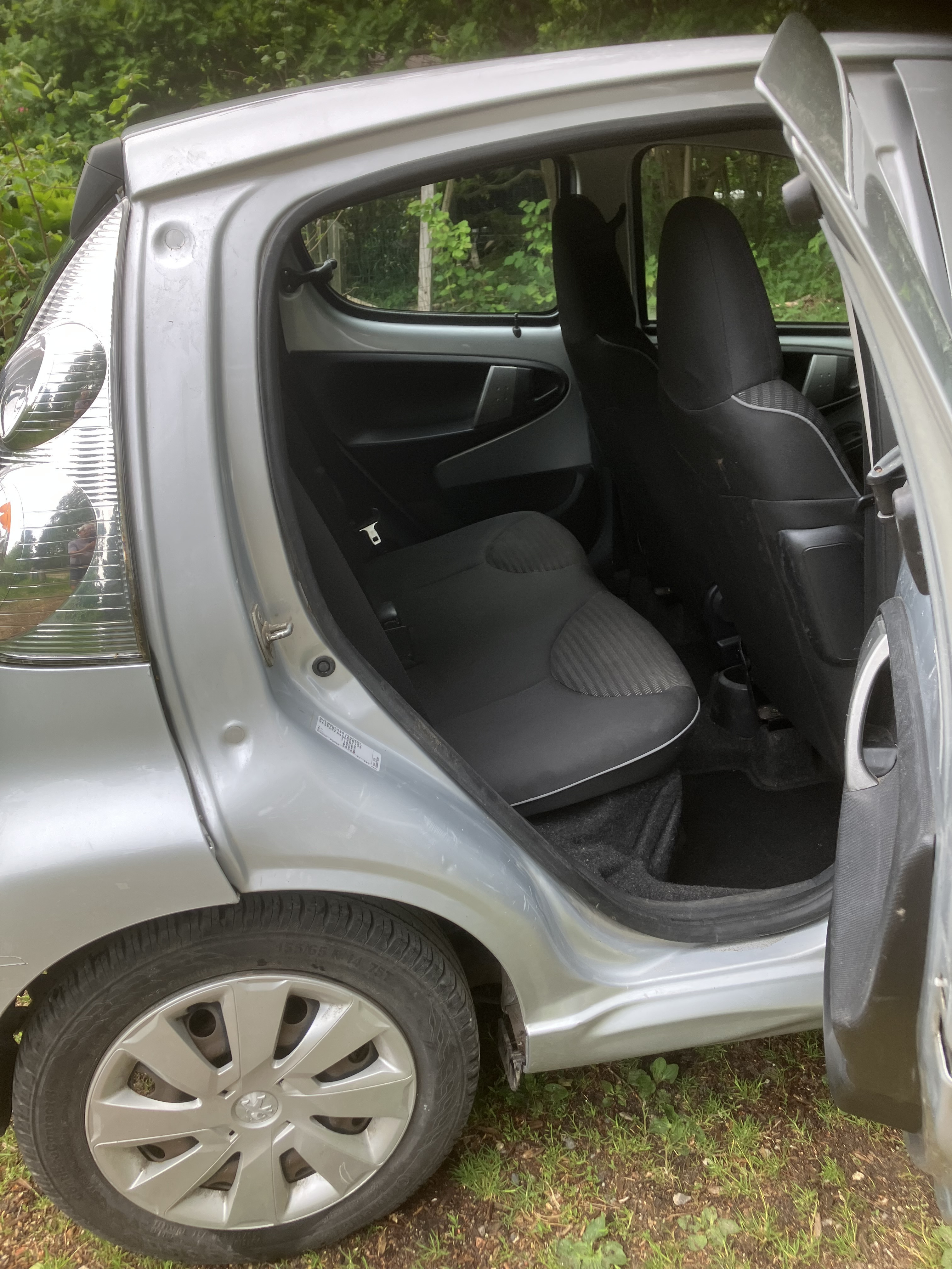 Grå Peugeot 107 fra 2013