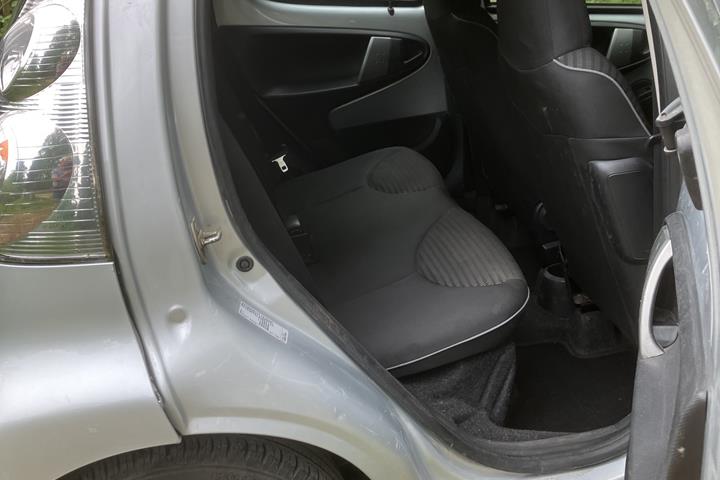 Grå Peugeot 107 fra 2013