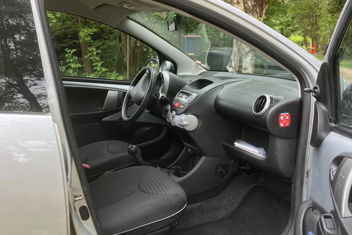 Grå Peugeot 107 fra 2013