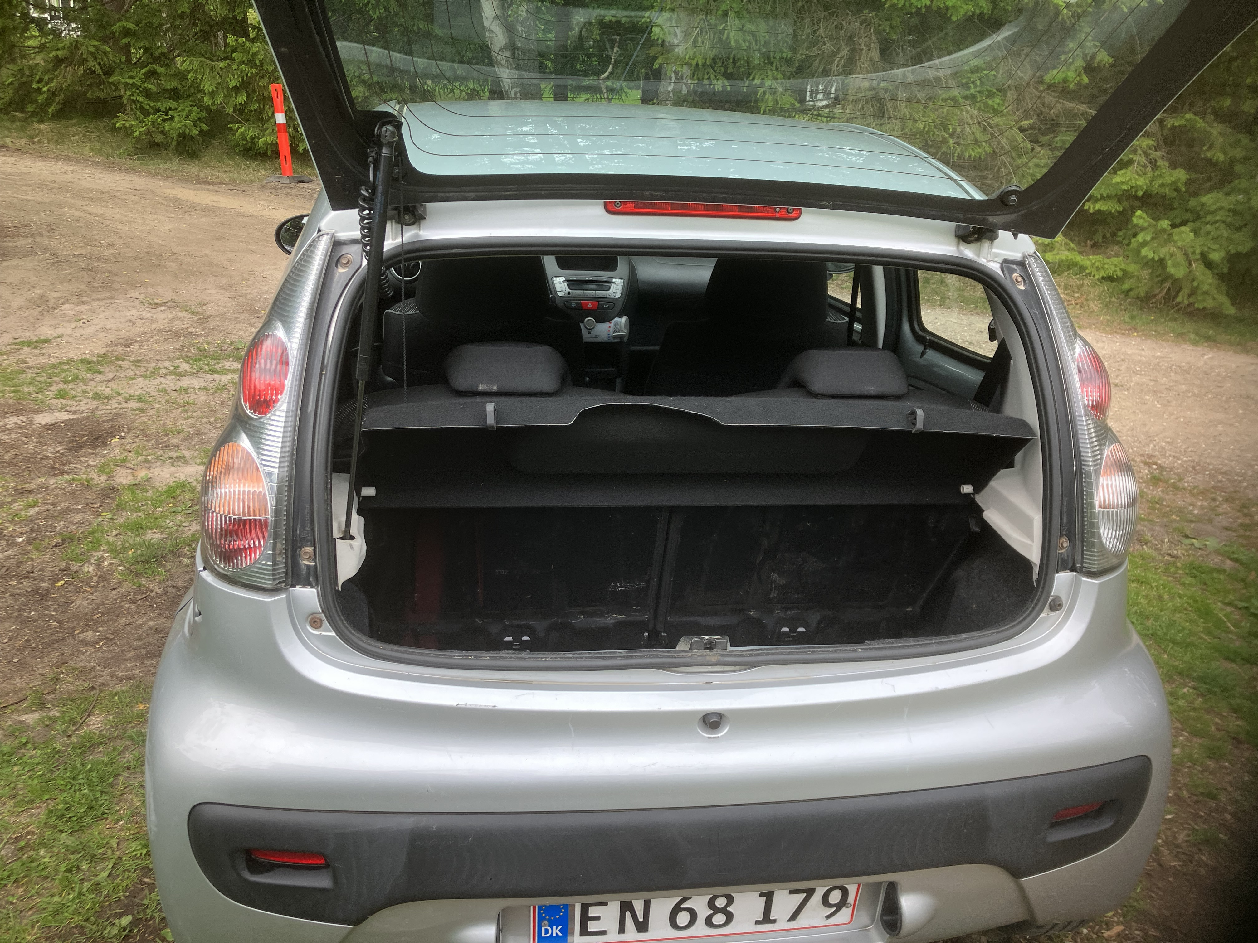 Grå Peugeot 107 fra 2013