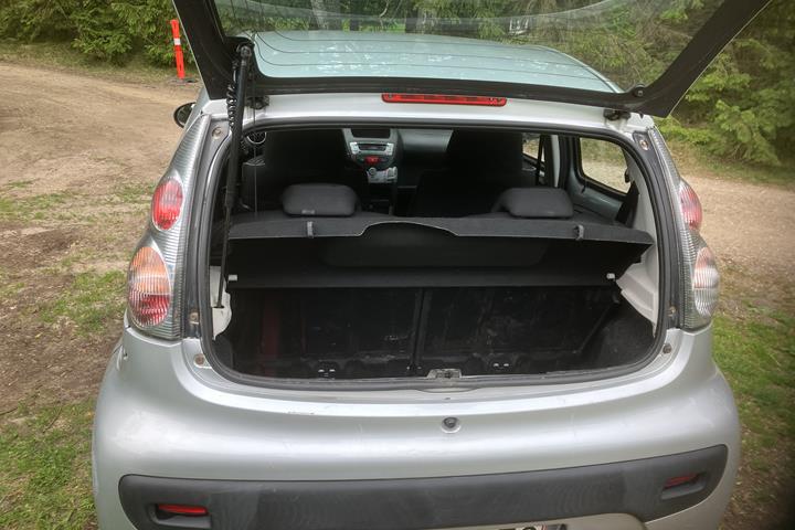 Grå Peugeot 107 fra 2013