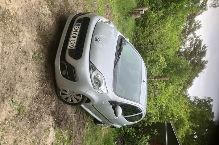 Grå Peugeot 107 fra 2013