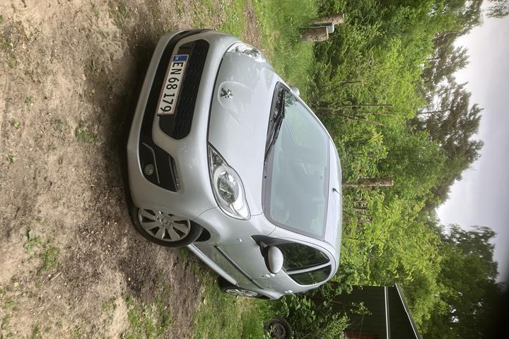 Grå Peugeot 107 fra 2013