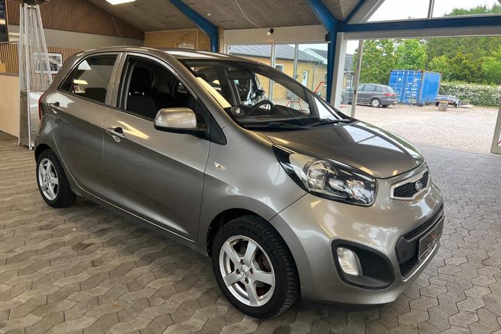 Beige Kia Picanto fra 2011 set udefra